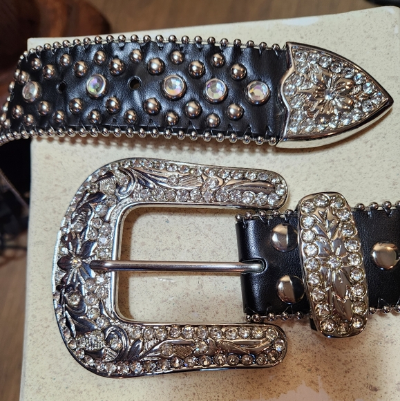 Ladies blk.belt Sz.44 from where buckle fastens to tip - Picture 4 of 4